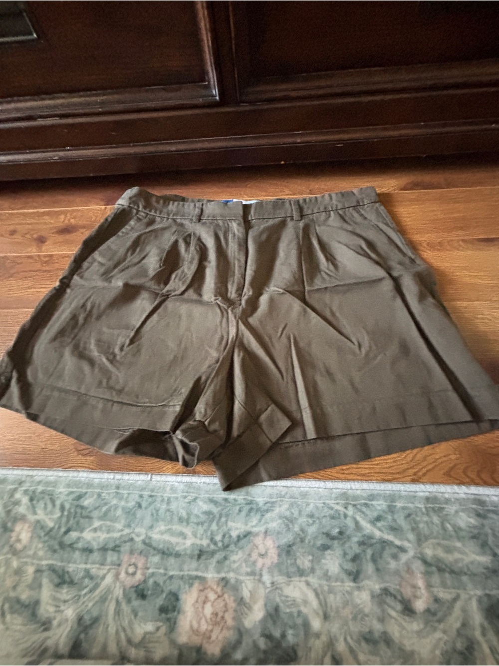 Old Navy Olive Green Pleated High-Rise Shorts in size XL